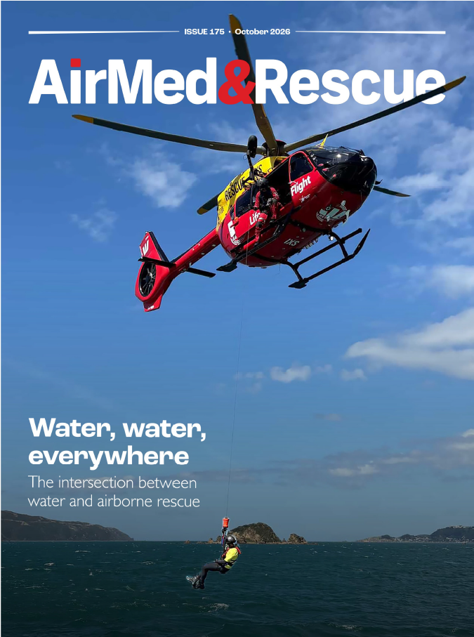 elicottero H145 pentapala in volo sul mare con verricello